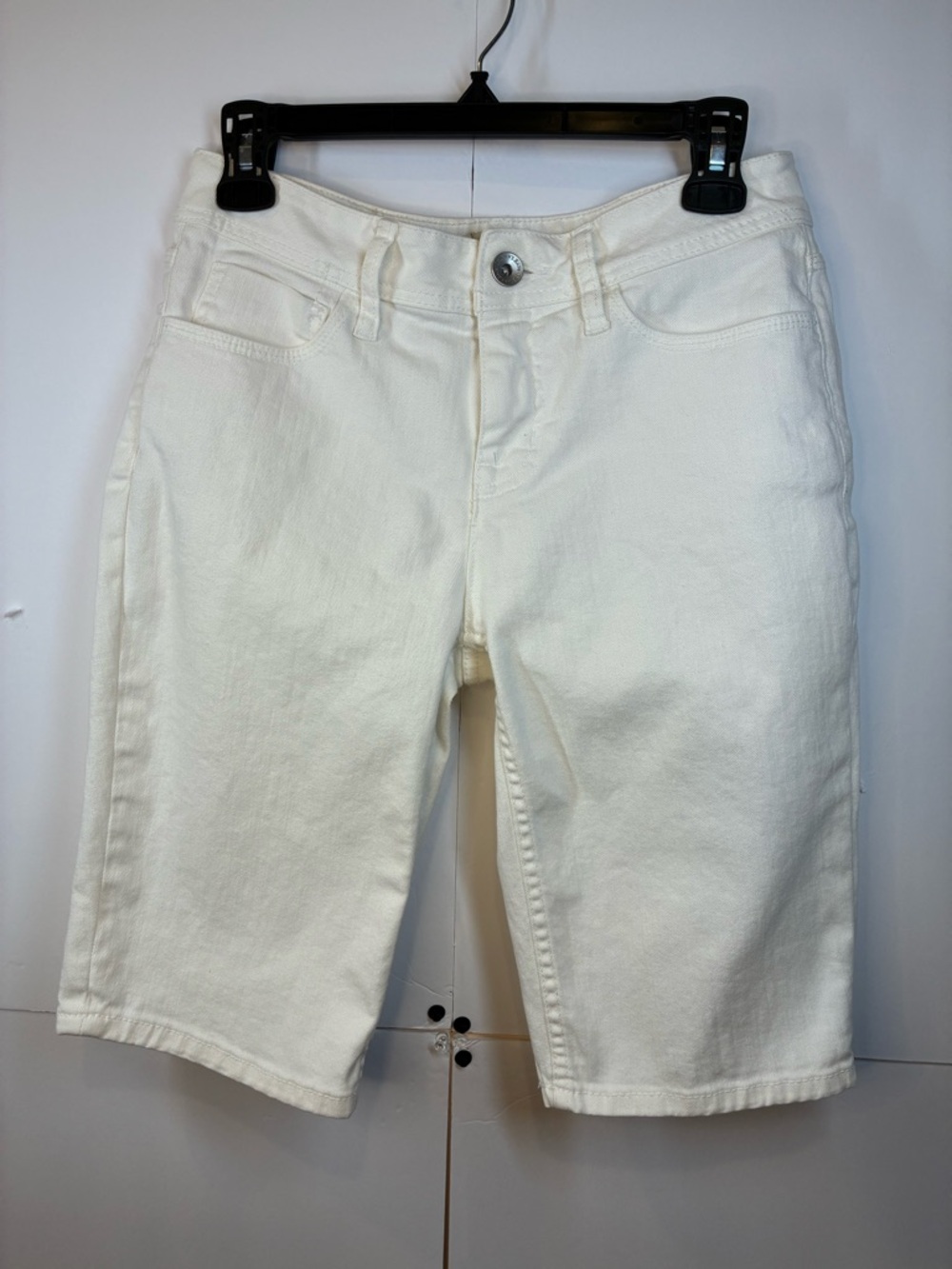St. John's Bay Women’s White Bermuda Shorts Size 4 Stretch Denim Mid Rise